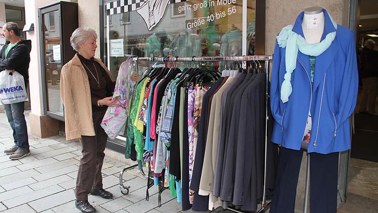 Der erste verkaufsoffene Sonntag in diesem Jahr war eine gute Gelegenheit sich mit der neuen Sommermode vertraut zu machen. Foto: Gerda Völk