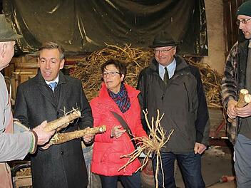 Helmut (l.) und Werner Haberkamm (r.) informierten Alexander Tritthart, Agnes Eger und Horst Krehn (v. l.) über die Meerrettichernte. Foto: Johanna Blum