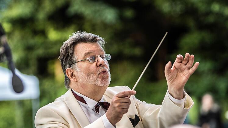 Hans Stähli dirigiert das Open-Air-Konzert "Classic & Picknick" am Sonntag im Freibad in Neustadt. Beginn: 19 Uhr.Foto:_ Archiv/Jochen Berger