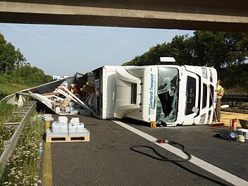 Der Sattelzug kam unter einer Brücke zum Liegen. Foto: Arkadius Guzy