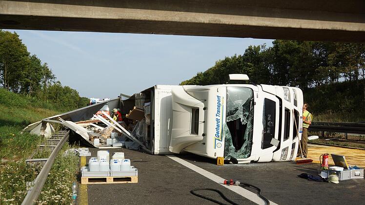 Der Sattelzug kam unter einer Brücke zum Liegen. Foto: Arkadius Guzy