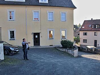 Bürgermeister Hermann Niediek zeigt auf den Hof vor dem Rathaus in Burgpreppach, der gerichtet werden soll, um das Umfeld des Rathauses freundlicher zu gestalten.Helmut Will