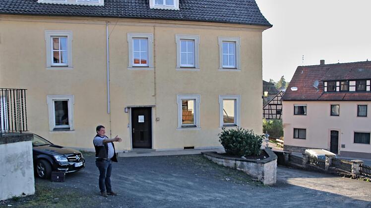 Bürgermeister Hermann Niediek zeigt auf den Hof vor dem Rathaus in Burgpreppach, der gerichtet werden soll, um das Umfeld des Rathauses freundlicher zu gestalten.Helmut Will