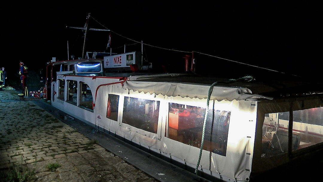 Stromausfall legt Ausflugsschiff auf dem Main lahm