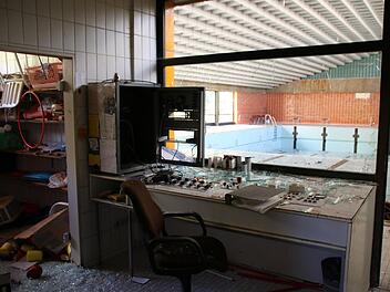 Mehrfach ist ins Münnerstädter Hallenbad eingebrochen worden. Dementsprechend sieht es aus. Derzeit werden die Kosten eines Abbruchs gegenüber einer Generalsanierung ermittelt. Die Zeit drängt. Denn die Förderung ist zeitlich begrenzt. Thomas Malz