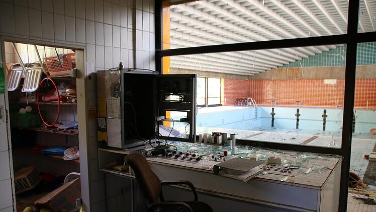 Mehrfach ist ins Münnerstädter Hallenbad eingebrochen worden. Dementsprechend sieht es aus. Derzeit werden die Kosten eines Abbruchs gegenüber einer Generalsanierung ermittelt. Die Zeit drängt. Denn die Förderung ist zeitlich begrenzt. Thomas Malz