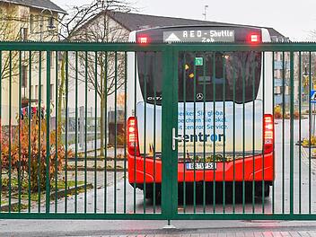 Der AEO-Shuttle bringt Bewohner des Ankerzentrums in die Innenstadt und zurück. Doch auch wer das Angebot nicht nutzt, bekommt monatlich 20 Euro von den Sozialleistungen abgezogen. Foto: Ronald Rinklef