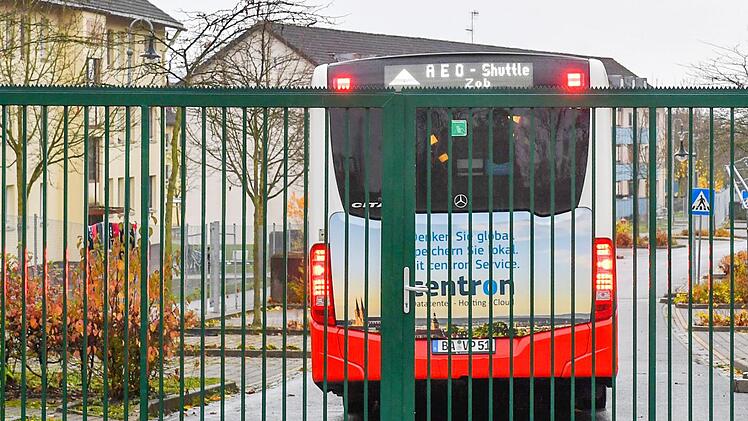 Der AEO-Shuttle bringt Bewohner des Ankerzentrums in die Innenstadt und zurück. Doch auch wer das Angebot nicht nutzt, bekommt monatlich 20 Euro von den Sozialleistungen abgezogen. Foto: Ronald Rinklef