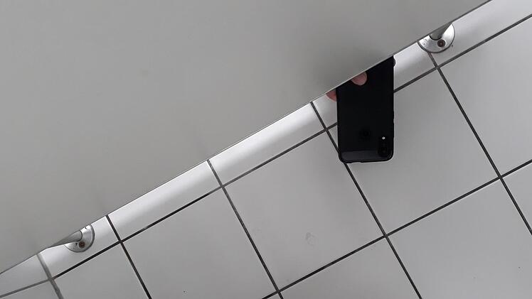 Auf einer Rastst&auml;tte an der A3 hat ein Trucker eine Frau gefilmt, w&auml;hrend sie auf der Toilette war. Vorerst konnte der T&auml;ter fl&uuml;chten. Symbolfoto: Sebastian R&uuml;ger