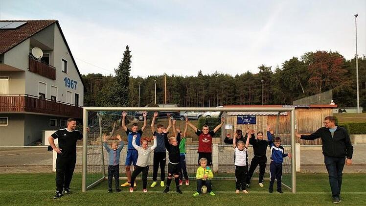 Gruppenbild der Mannschaft: Trainer Andi Alt (li.) und Edgar Litz, 2. Vorstand der SpVgg Etzelskirche (re.)