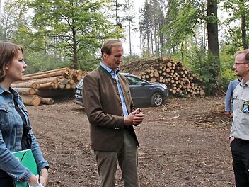 MdB Emmi Zeulner (links) besuchte heuer mit ihrem Bundestagskollegen Hans-Georg von der Marwitz (rechts daneben), der zugleich Präsident des Verbands der Waldeigentümer ist, Waldbesitzer in ihrem Wahlkreis. Foto: privat