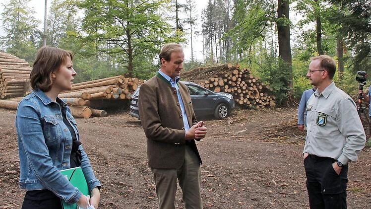 MdB Emmi Zeulner (links) besuchte heuer mit ihrem Bundestagskollegen Hans-Georg von der Marwitz (rechts daneben), der zugleich Präsident des Verbands der Waldeigentümer ist, Waldbesitzer in ihrem Wahlkreis. Foto: privat