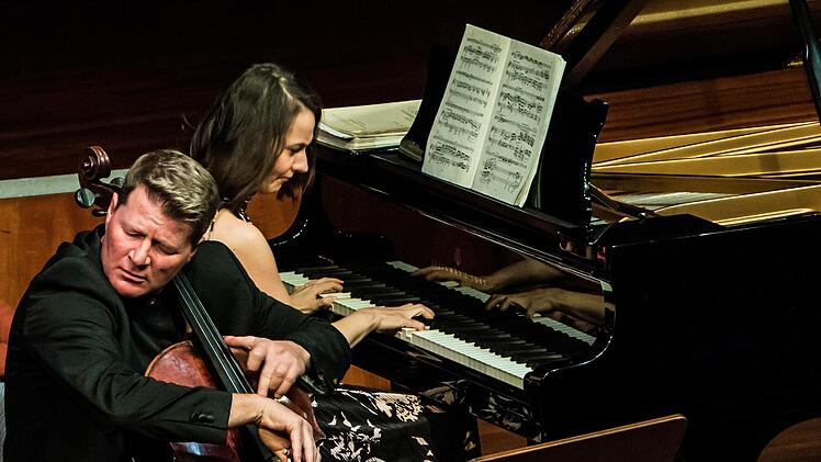 Lázló Fenyö und Julia Okruashvili bei ihrem Auftritt im Kongresshaus Rosengarten in Coburg.Foto: Jochen Berger