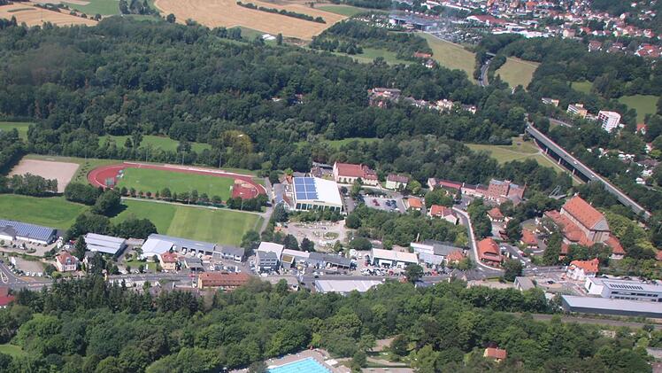 Eine mögliche Landesgartenschau soll vor allem hier stattfinden: Auf dem Areal beginnend beim  Sportpark (links) bis zum Alten Schlachthof (rechts).