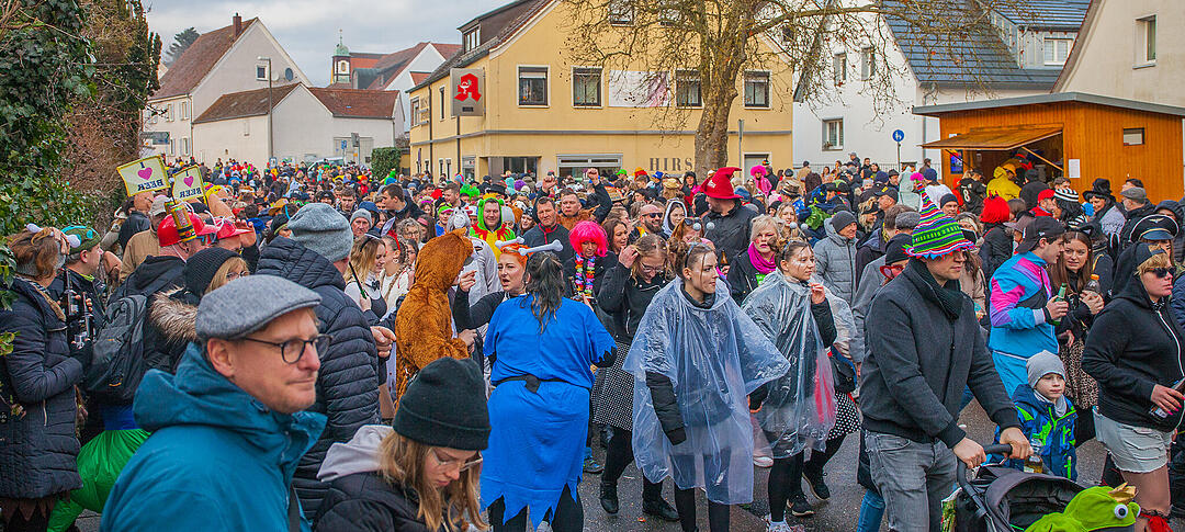 Tausende Narren und Närrinnen feierten auf der Straße