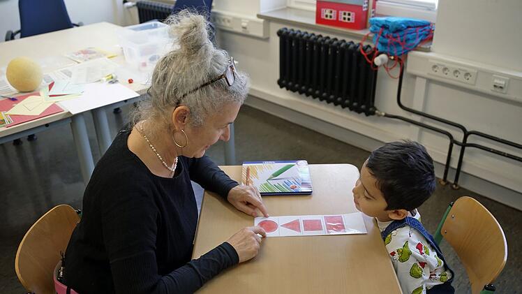 Im Alter von viereinhalb Jahren müssen Kinder in Hamburg zur Schuleingangsuntersuchung. Zeigen sich Defizite etwa bei der Sprachfähigkeit und der Motorik, muss das Kind verpflichtend eine Vorschule besuchen.