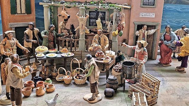 Als erste Darstellung der Ganzjahreskrippe ist die Herbergssuche inmitten eines lebendigen Marktplatztrubels zu sehen.