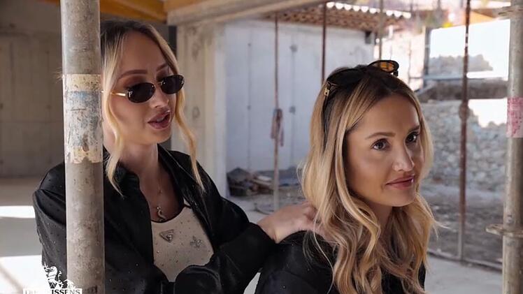 Shania und Davina Geiss bekommen sich beim Besuch auf dem Rohbau in die Haare.