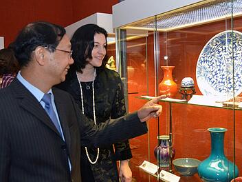 MdB Dorothee Bär erlebte den chinesischen Botschafter Shi Mingde als Kunstkenner. Im Museum von Schloss Aschach besah er sich mit seiner Frau das chinesische Porzellan. Später traf er sich mit Vertretern lokaler Firmen bei einem Frankenwein. Fotos: Peter Rauch