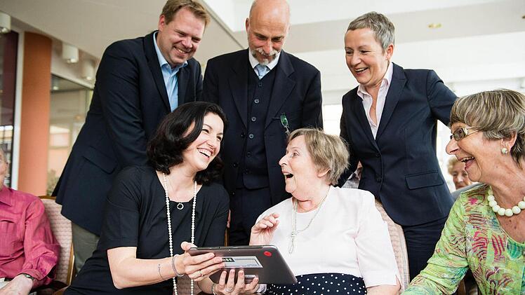 Mike Cosse, Dorothee Bär, Kay Blankenburg, und Jutta Croll mit zwei Projektteilnehmern