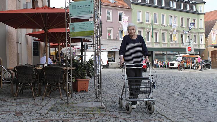 Hindernisse auf dem Gehsteig erschweren das Vorwärtskommen.