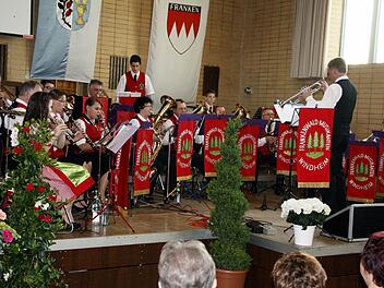 Die Frankenwaldmusikanten Windheim unter der Leitung von Siegmund Herrmann beim 37. Pfingstkonzert in der Schulturnhalle  Foto: Simone Büttner