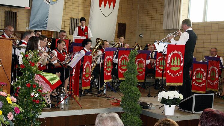 Die Frankenwaldmusikanten Windheim unter der Leitung von Siegmund Herrmann beim 37. Pfingstkonzert in der Schulturnhalle  Foto: Simone Büttner