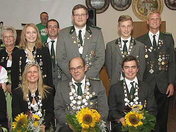 Die Geehrten bei der Burgebracher Schützengesellschaft (jeweils von links): vorne: Jugendkönigin Katharina Pflaum, Schützenkönigin Stefanie Ochs, Schützenkönig Manfred Nitschke, Jugendkönig Johannes Schlicht; hinten: Dritter Bürgermeister Baptist Göller, Vize-Jugendkönigin Nina Kehn, 1. Schützenmeisterin Anita Seitz, Vizekönigin Katja Selig, Schützenmeister Oliver Lechner, Vizekönig Tobias Nitschke, Vize-Jugendkönig Alexander Lechner, Vorsitzender Robert Schrüffer vom Patenverein Hamonia Bamb...