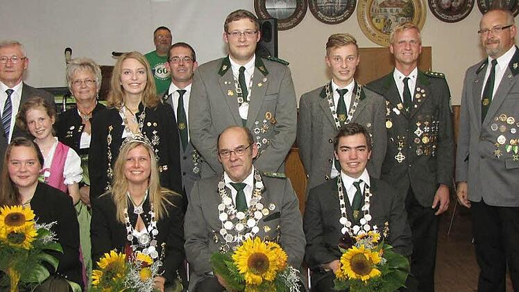 Die Geehrten bei der Burgebracher Schützengesellschaft (jeweils von links): vorne: Jugendkönigin Katharina Pflaum, Schützenkönigin Stefanie Ochs, Schützenkönig Manfred Nitschke, Jugendkönig Johannes Schlicht; hinten: Dritter Bürgermeister Baptist Göller, Vize-Jugendkönigin Nina Kehn, 1. Schützenmeisterin Anita Seitz, Vizekönigin Katja Selig, Schützenmeister Oliver Lechner, Vizekönig Tobias Nitschke, Vize-Jugendkönig Alexander Lechner, Vorsitzender Robert Schrüffer vom Patenverein Hamonia Bamb...
