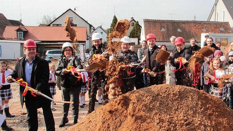 Beim offiziellen Spatenstich nahmen auch Schulamtsleiter, Oberbürgermeister, Architekten, Schulleitung und Planer den Spaten in die Hand. Foto: Jennifer Hauser