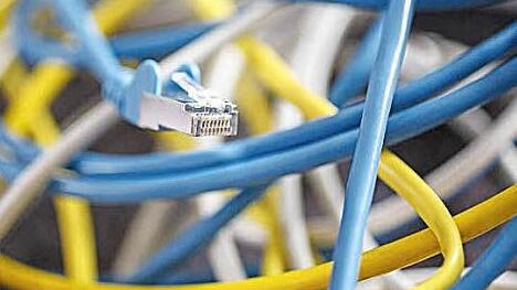 Schluss mit dem Kabelsalat: Auch die Bürger der Eltmanner Stadtteile können jetzt mit hoher Geschwindigkeit durchs Internet reisen. Foto: dpa