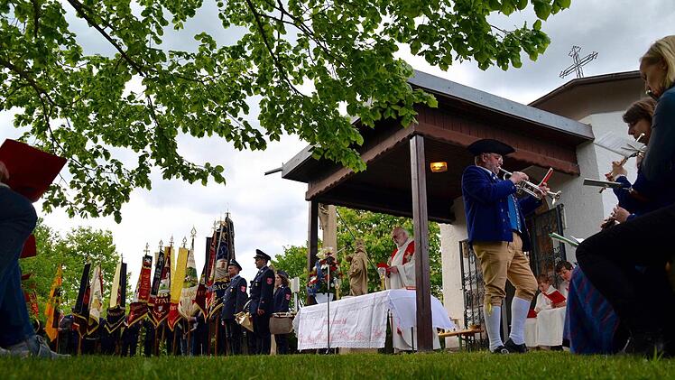 Zum Florianstag in Wollbach gehörte ein Gottesdienst an der Siebenschmerzkapelle.  Foto: Kathrin Kupka-Hahn