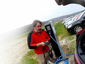 Ulrich Vogt "betankt" seinen Tesla am Baumwipfelpfad bei Ebrach.  Foto: Pauline Lindner