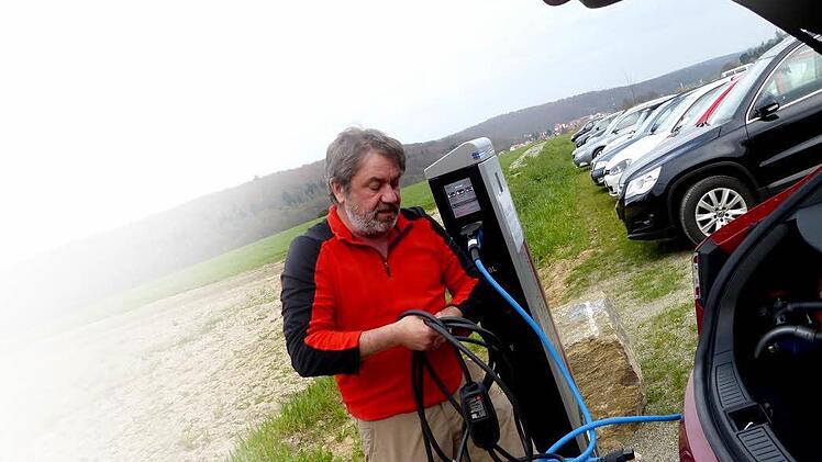 Ulrich Vogt "betankt" seinen Tesla am Baumwipfelpfad bei Ebrach.  Foto: Pauline Lindner