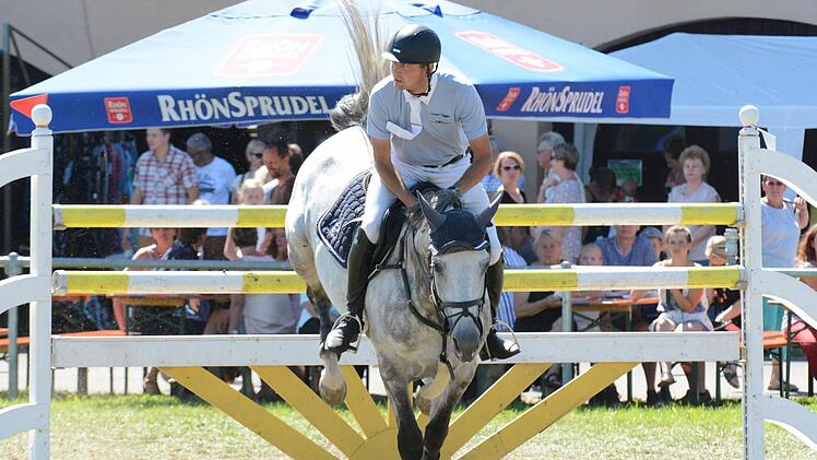 Sieger im ersten S-Springen: Heino Möller vom Reiterhof Rhön. Foto: ssp