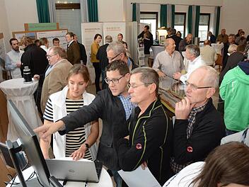 Die Infoveranstaltung über die möglichen Trassenverläufe der Gleichstromleitung Südlink durch Rhön-Grabfeld stieß in der Heustreuer Festhalle auf großes Interesse.  FOTO: Stefan Kritzer