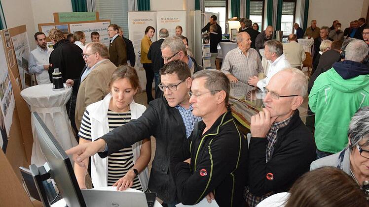 Die Infoveranstaltung über die möglichen Trassenverläufe der Gleichstromleitung Südlink durch Rhön-Grabfeld stieß in der Heustreuer Festhalle auf großes Interesse.  FOTO: Stefan Kritzer