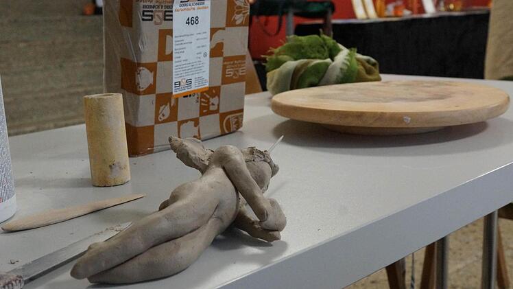 Ein Engel aus Ton wartet auf die nächsten Arbeitsschritte.Foto: Arkadius Guzy