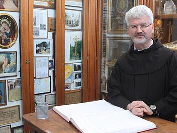 Pater Christoph Kreitmeir in der Votivkammer der Basilika Vierzehnheiligen Foto: Matthias Einwag