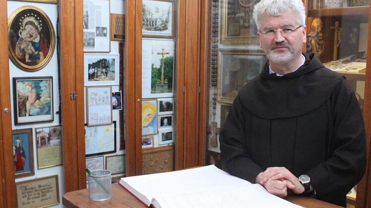 Pater Christoph Kreitmeir in der Votivkammer der Basilika Vierzehnheiligen Foto: Matthias Einwag