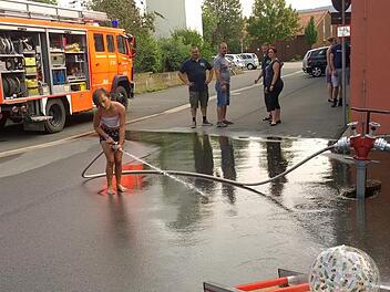Geschick mit dem Schlauch beim Feuerwehr-Sommerfest