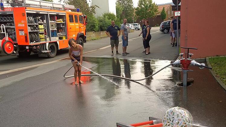 Geschick mit dem Schlauch beim Feuerwehr-Sommerfest