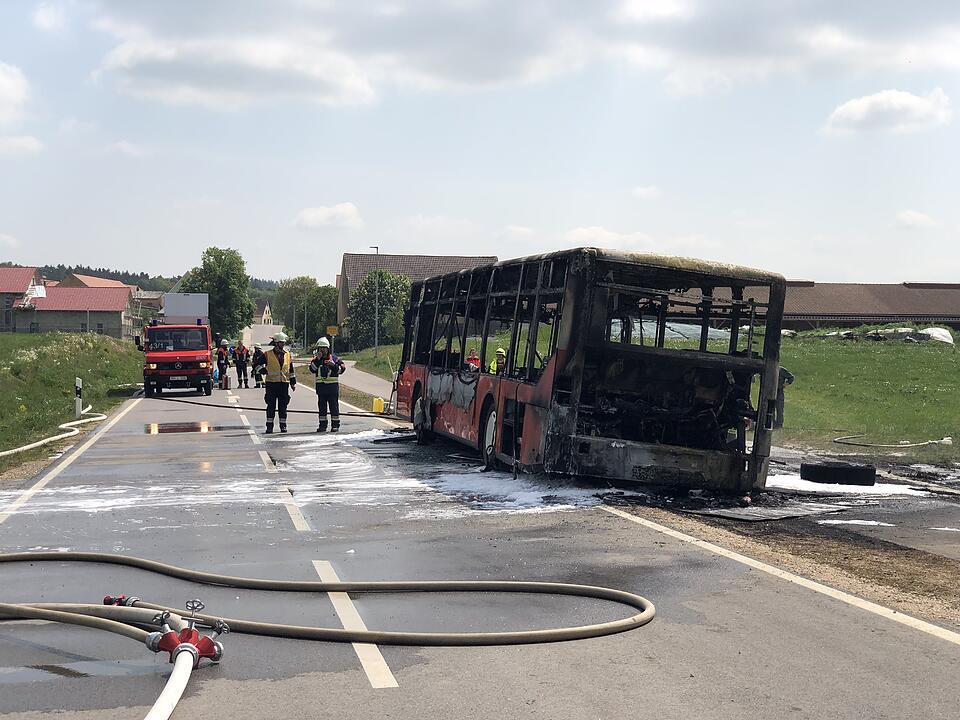 Mittelfranken: Vollbesetzter Schulbus fängt Feuer und brennt komplett aus