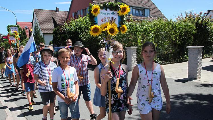 Ein bunter Zug schlängelte sich beim Wiesenfest durch die Straßen Melkendorfs. Foto: Stephan Stöckel