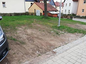 Die Grünflächen im oberen Dorf in Friesen müssen oft als Parkflächen herhalten - das ist ihnen anzusehen. Foto: Stadtwerke Kronach