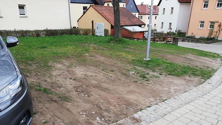 Die Grünflächen im oberen Dorf in Friesen müssen oft als Parkflächen herhalten - das ist ihnen anzusehen. Foto: Stadtwerke Kronach