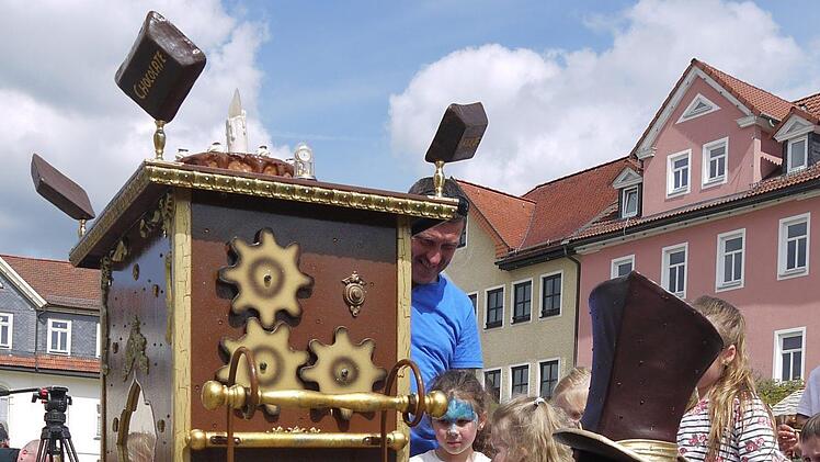 Mit Artisten, Musik und einem großen Kinderprogramm ist gestern das 28. internationale Puppenfestival Neustadt-Sonneberg auf dem  Marktplatz eröffnet worden. Bis zum kommenden Sonntag  gibt es jede Menge Veranstaltungen in den beiden Partnerstädten. - Foto: Berthold Köhler