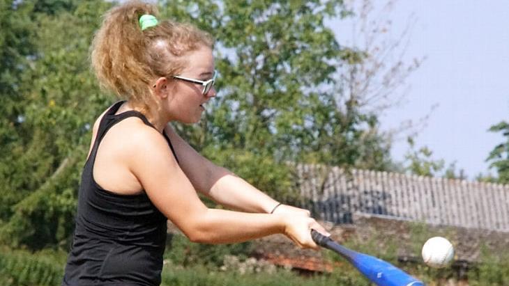 Ball anvisieren und ab die Murmel: Ehrgeiz legt auch Konstantina an den Tag.