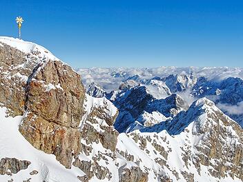Das Markenzeichen des Zugspitzgipfels ist das goldene Gipfelkreuz.