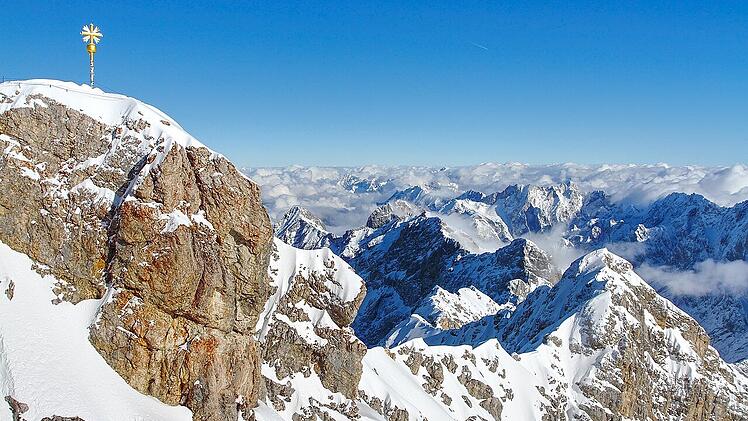 Das Markenzeichen des Zugspitzgipfels ist das goldene Gipfelkreuz.